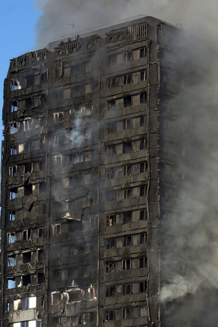 Grey smoke rises from the fire at the Grenfell Tower apartment block in North Kensington, London, Britain, June 14, 2017. Photo: EPA-EFE
