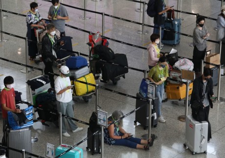 Arrivals queue at Hong Kong’s airport to be sent to designated quarantine hotels under one of the world’s strictest pandemic policies. Photo: Yik Yeung-man