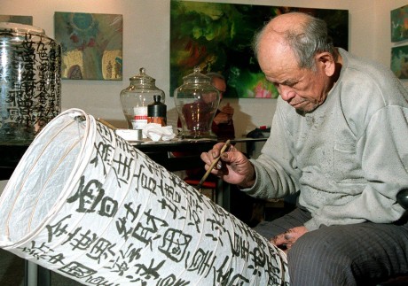 Graffiti painter Tsang Tsou-choi, also known as the King of Kowloon, prepares for a solo exhibition in 1997. Photo: Dickson Lee