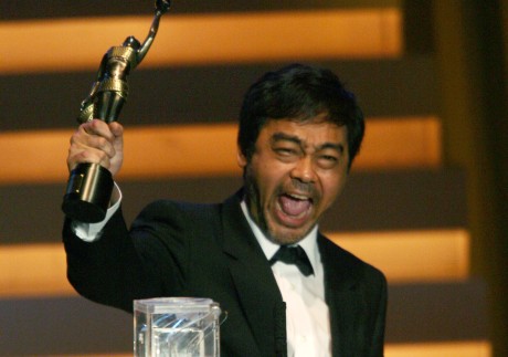 Lau celebrates winning best actor in the 26th Hong Kong Film Awards in 2007. Photo: SCMP