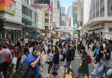 Pedestrians in Central on January 18. Cantonese-speaking Hong Kong challenges expatriates to move beyond their gilded, English-speaking cages. Photo: Eugene Lee