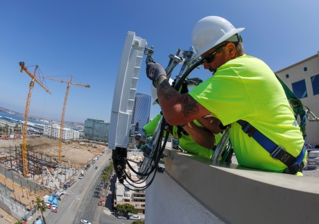 Workers install a new base station for US telecommunications operator AT&T's 5G mobile network in downtown San Diego, California, on April 23. Photo: Reuters