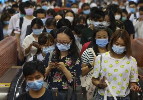 Crowd of office workers walking through the MTR station of the business district of Central, amid the coronavirus pandemic. Photo: Dickson Lee