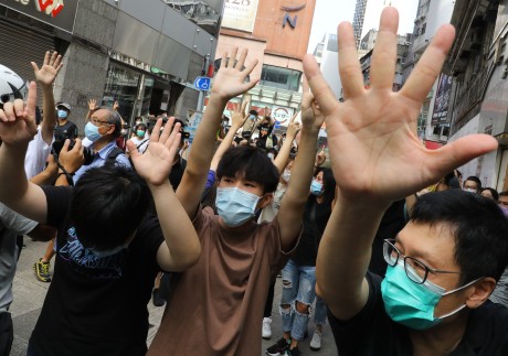 People chant anti-government slogans in Jordan, Hong Kong. Photo: Dickson Lee