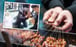 Milioni di persone sui social media cinesi hanno visto un video di un proprietario di un ristorante in Cina inginocchiato davanti a un cliente deluso e implorando perdono.  Foto: composito SCMP/Weibo