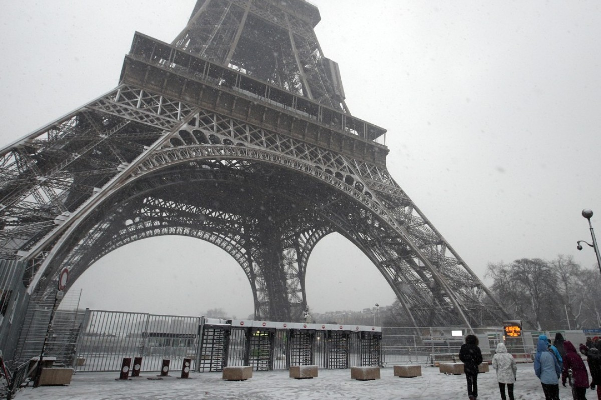 Погода в париже на 14 дней. Эйфелева башня зимой. Снег во Франции. Климат в Париже в Париже. Эйфелева башня во льду.
