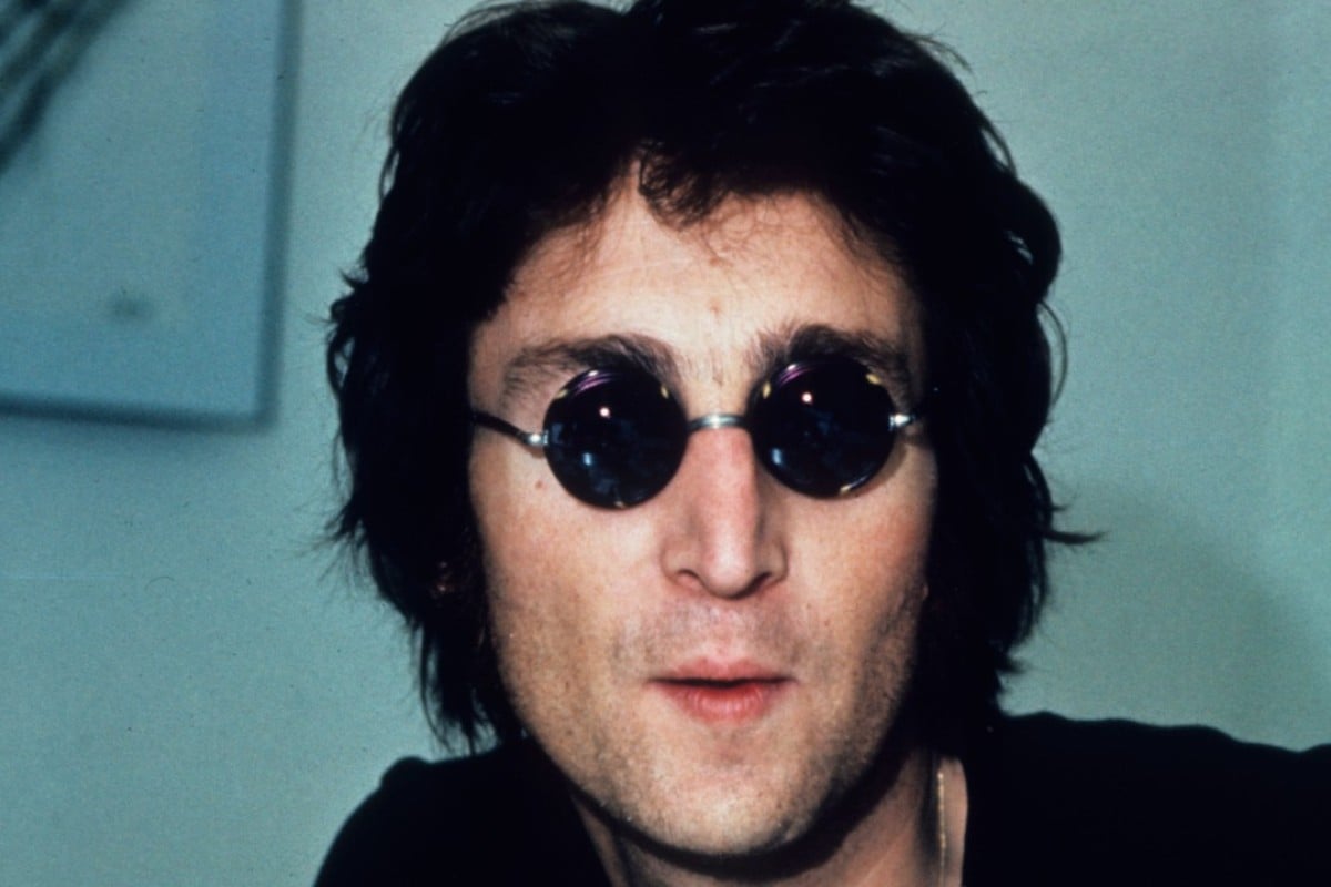 Джон Леннон в темных очках