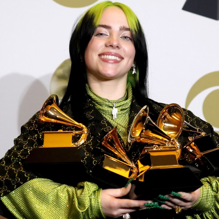 Американская певица лауреат премии Грэмми с фиолетовыми волосами